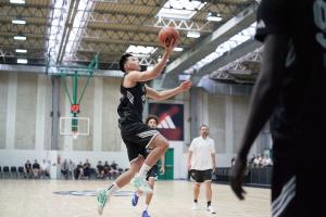 九游娱乐-葳少2场27中7阿迪欧洲训练营：林葳14投12分 小偰7中3得到7分