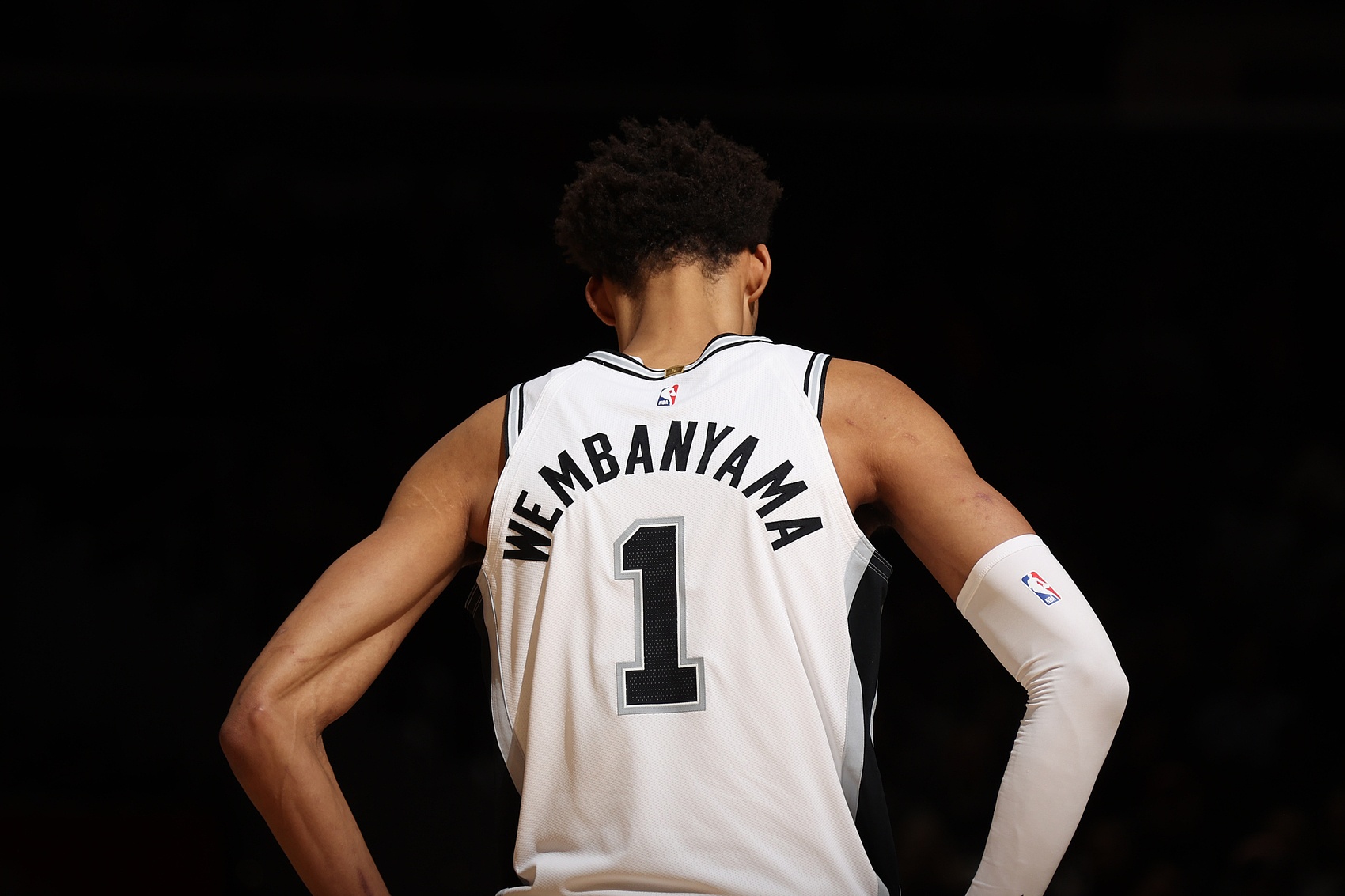 名记：文班下赛季会迎来爆发 他会成为最具统治力的防守球员