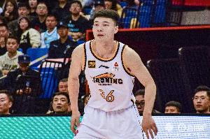 九游娱乐-外线有谱！鄢手骐首节三分2中2贡献6分 正负值+7