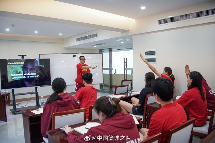 九游官方网站-教练组特别准备了“英语角”活动 得到了中国女篮队员的积极响应